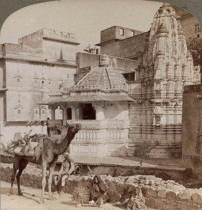 Hindu Women besides Jain Temple [1903] (Public Domain Image)